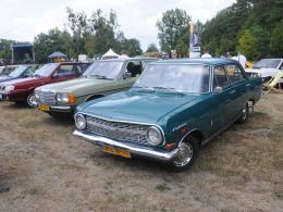 Stare zabytkowe pojazdy zjechały do Dobrzenia Wielkiego. Trwa XII Zlot Oldtimerów