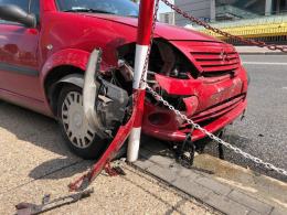 Pijana 45-latka rozbiła auto w centrum miasta