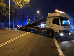 Kierująca nissanem 19-latka zderzyła się z busem i z drzewem