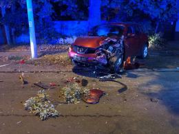 Kierująca nissanem 19-latka zderzyła się z busem i z drzewem
