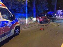 Kierująca nissanem 19-latka zderzyła się z busem i z drzewem