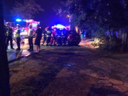 Kierująca nissanem 19-latka zderzyła się z busem i z drzewem