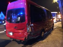 Kierująca nissanem 19-latka zderzyła się z busem i z drzewem