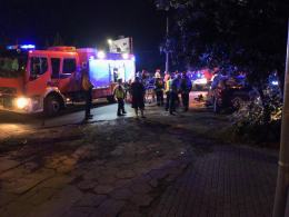 Kierująca nissanem 19-latka zderzyła się z busem i z drzewem