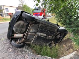 Dachowanie samochodu na Prószkowskiej w Opolu