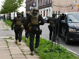 Zwęglone zwłoki pod Strzelcami Opolskimi. Policja zatrzymała 3 osoby