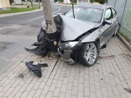 Poranny rajd nietrzeźwego kierowcy BMW zakończył się na latarni
