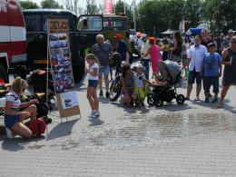 Ponad 100 pojazdów z PRL przed Stegu Arena