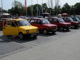 Ponad 100 pojazdów z PRL przed Stegu Arena