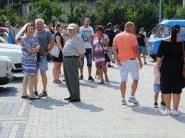 Ponad 100 pojazdów z PRL przed Stegu Arena