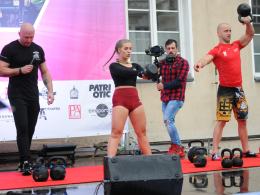 Przed opolskim ratuszem pokazali się "siłacze" z różnych dziedzin sportu