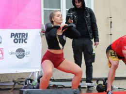 Przed opolskim ratuszem pokazali się "siłacze" z różnych dziedzin sportu