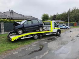 Renault Scenic wjechał w drzewo na ulicy Wilsona. Kierujący nietrzeźwy
