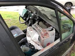 Renault Scenic wjechał w drzewo na ulicy Wilsona. Kierujący nietrzeźwy
