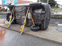 Samochód osobowy wypadł z drogi i dachował na chodniku w Dobrej