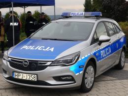Nowy radiowóz w prudnickiej komendzie