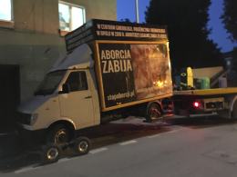 Policja interweniowała w sprawie ciężarówki z drastycznymi zdjęciami. Będzie skarga na mundurowych