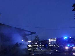 Krapkowiccy strażacy interweniowali na jednym z gospodarstw. Spłonęła maszyna rolnicza