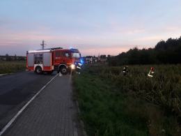 Dachowanie busa w Zdzieszowicach, kierowca wypadł przez okno w drzwiach