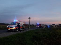 Dachowanie busa w Zdzieszowicach, kierowca wypadł przez okno w drzwiach