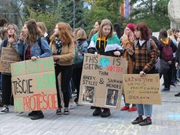 Młodzież zbuntowała się przeciwko bierności polityków w sprawie zmian klimatycznych