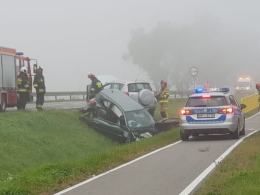 Czołowe zderzenie podczas wyprzedzania. Jedna z rannych zakleszczona w pojeździe