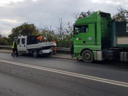 Ciężarówka, dostawczy Fiat i osobówka zderzyły się na wiadukcie w Opolu. Są utrudnienia