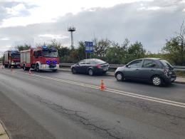 Ciężarówka, dostawczy Fiat i osobówka zderzyły się na wiadukcie w Opolu. Są utrudnienia