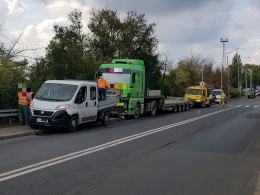 Ciężarówka, dostawczy Fiat i osobówka zderzyły się na wiadukcie w Opolu. Są utrudnienia