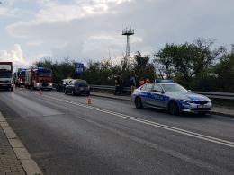 Ciężarówka, dostawczy Fiat i osobówka zderzyły się na wiadukcie w Opolu. Są utrudnienia