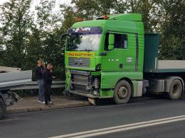 Ciężarówka, dostawczy Fiat i osobówka zderzyły się na wiadukcie w Opolu. Są utrudnienia