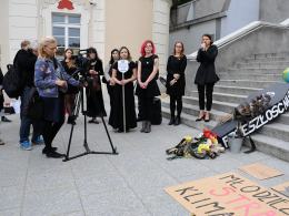 Kondukt pogrzebowy na ulicach Opola. Żegnano przyszłość