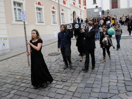 Kondukt pogrzebowy na ulicach Opola. Żegnano przyszłość