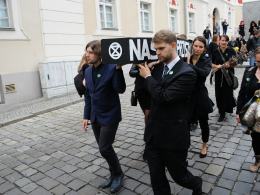 Kondukt pogrzebowy na ulicach Opola. Żegnano przyszłość