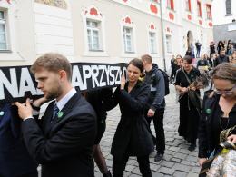 Kondukt pogrzebowy na ulicach Opola. Żegnano przyszłość