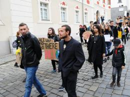 Kondukt pogrzebowy na ulicach Opola. Żegnano przyszłość