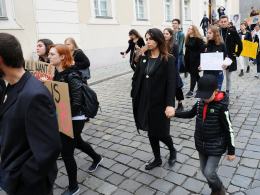 Kondukt pogrzebowy na ulicach Opola. Żegnano przyszłość