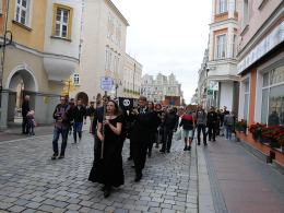 Kondukt pogrzebowy na ulicach Opola. Żegnano przyszłość