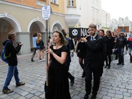 Kondukt pogrzebowy na ulicach Opola. Żegnano przyszłość