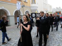 Kondukt pogrzebowy na ulicach Opola. Żegnano przyszłość