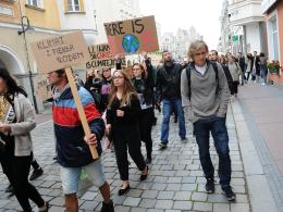 Kondukt pogrzebowy na ulicach Opola. Żegnano przyszłość