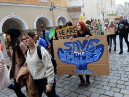 Kondukt pogrzebowy na ulicach Opola. Żegnano przyszłość