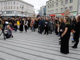 Kondukt pogrzebowy na ulicach Opola. Żegnano przyszłość