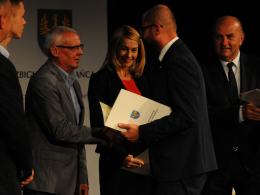 Sportowcy odebrali nagrody od marszałka. Rozdano ponad 100 tysięcy złotych