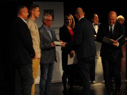 Sportowcy odebrali nagrody od marszałka. Rozdano ponad 100 tysięcy złotych