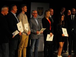 Sportowcy odebrali nagrody od marszałka. Rozdano ponad 100 tysięcy złotych