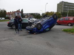 Dachowanie na ulicy Sosnkowskiego. Sprawca ukarany mandatem