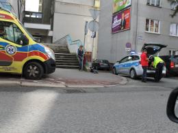 Wypadek na Placu Piłsudskiego. Jadący na deskorolce elektrycznej wpadł pod Audi