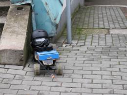 Wypadek na Placu Piłsudskiego. Jadący na deskorolce elektrycznej wpadł pod Audi
