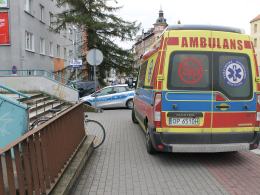 Wypadek na Placu Piłsudskiego. Jadący na deskorolce elektrycznej wpadł pod Audi